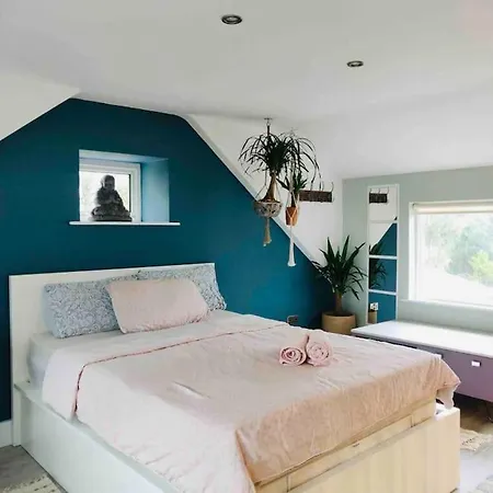 Daire Quiet Countryside Retreat *